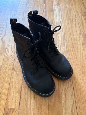 Dr Martens sz 8 Black Leather Lace-Up Combat Boots like new condition